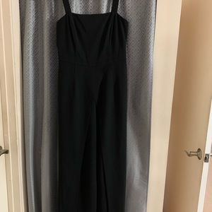 NWOT Jumpsuit very nice the front has a style nice and different. See pics